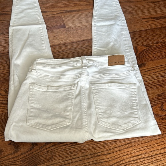 NWOT. White jegging from American Eagle. Size 2 regular 26W. - Picture 2 of 4